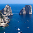 Il mare blu di Capri e i Faraglioni