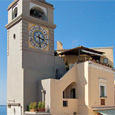 la torre dell'orologio in uno degli angoli della famosa piazzetta di Capri